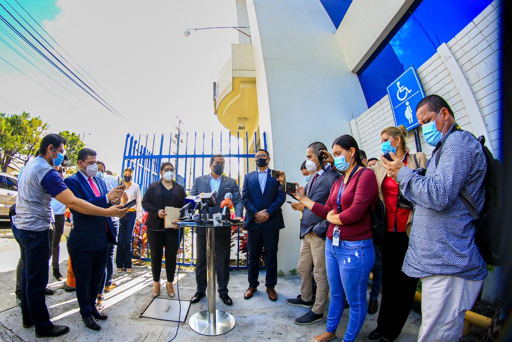 Minsitro de Haceinda llega a la fiscalía a presentar denuncia contr el presidente de la Corte de Cuentas de la República