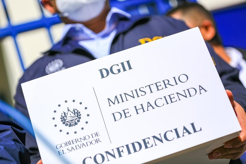 Ministro presenta a fiscalía 11 miillones por evasión