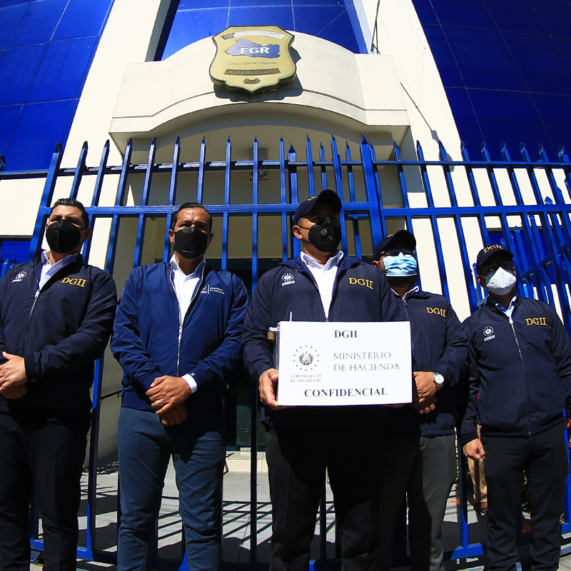 Autoridades de Hacienda, frente al edificio de la FGR