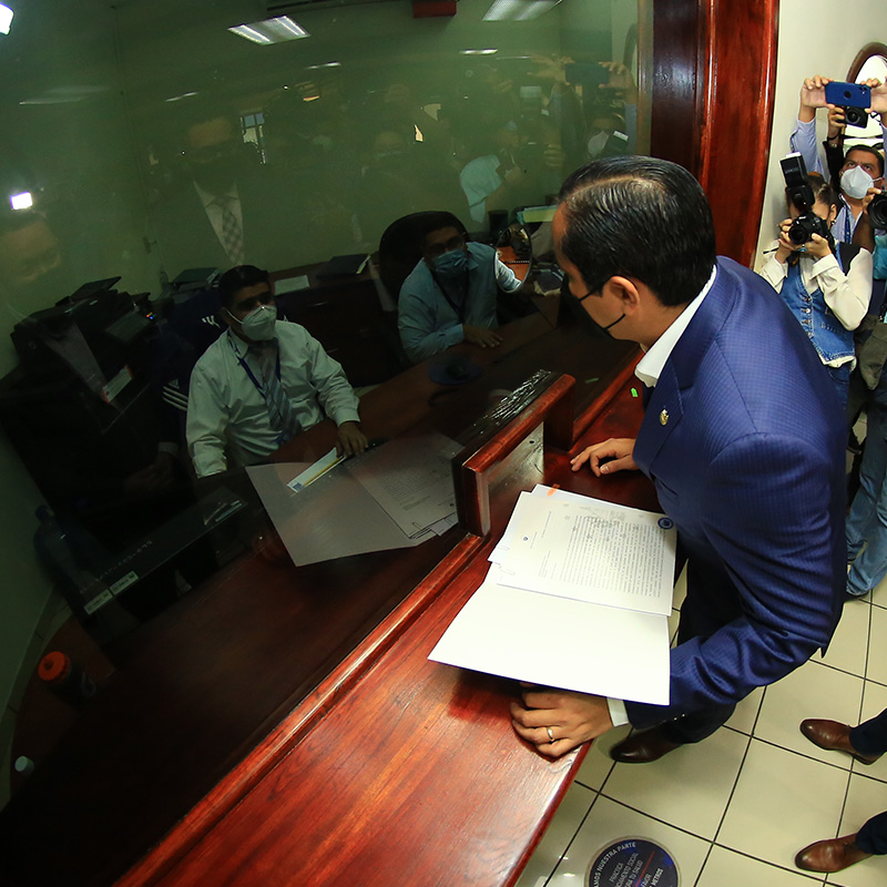 Ministro presentando escrito a Asamblea Legislativa