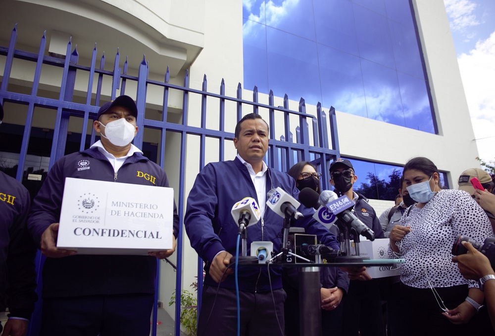 MInstro Zelaya fente al edificio de la FGR